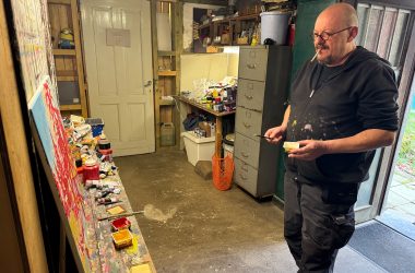 Eric Legrain vor der Staffelei in seinem Atelier