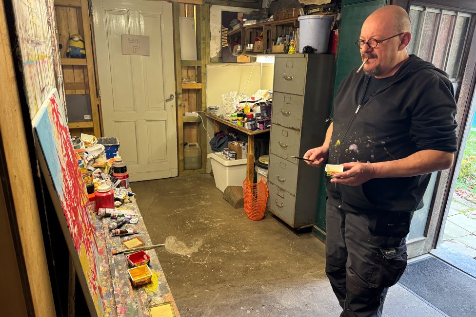 Eric Legrain vor der Staffelei in seinem Atelier