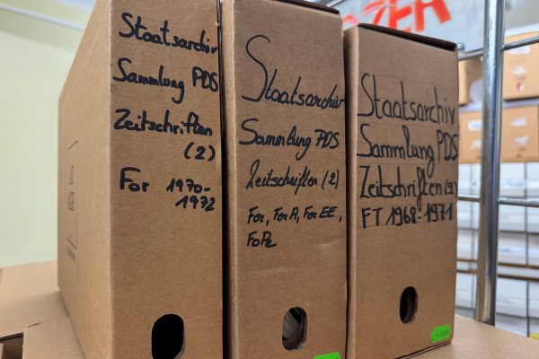 beschriftete Archivboxen