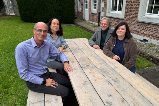 Von links nach rechts: Michael Fryns, Fachbereich Jugendhilfe, Ministerin Lydia Klinkenberg sowie die Pflegeeltern Michael und Andrea Seidlitz