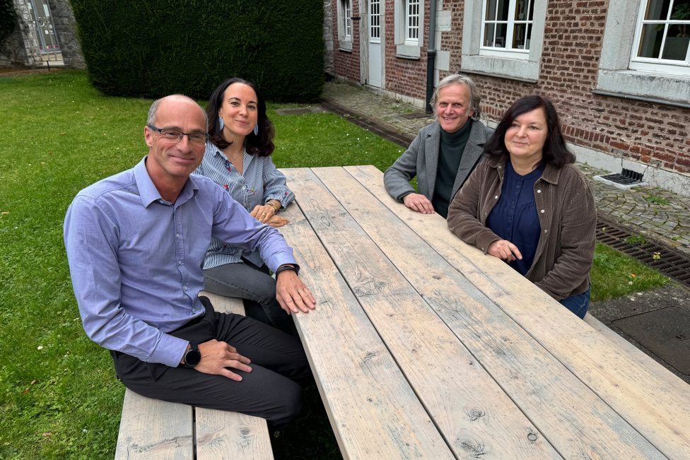 Von links nach rechts: Michael Fryns, Fachbereich Jugendhilfe, Ministerin Lydia Klinkenberg sowie die Pflegeeltern Michael und Andrea Seidlitz