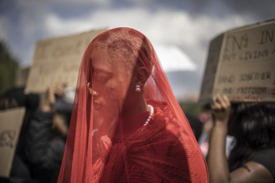 Verhüllte Frau protestiert gegen Gewalt gegen Frauen und Femizide