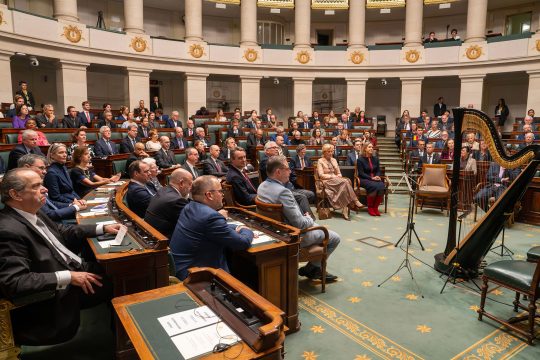 Festakt in der Kammer zum Tag des Königs im Beisein von Mitgliedern der königlichen Familie