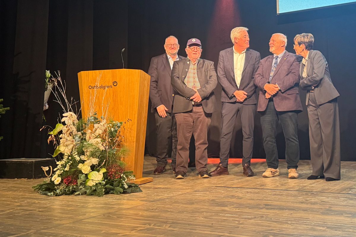 Marie-Hélène Düsseldorf, Marc Dürnholz, Thomas Breuer und Arthur Leys (v.r.n.l.) wurden für ihr ehrenamtliches Engagement von der König-Baudouin-Stiftung (vertreten durch Freddy Genten) geehrt