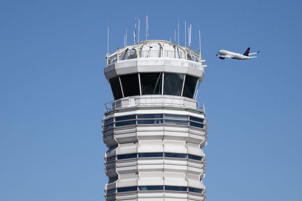 Flugzeug nach dem Start auf dem Washington National Airport in Arlington, Virginia