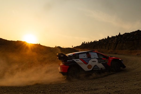Adrien Fourmaux im Hyundai bei der Rallye Saudi-Arabien, der Sand spritzt hoch