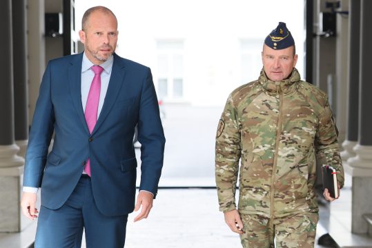 Verteidigungsminister Theo Francken und Armeechef Frederik Vansina nach dem Treffen des Nationalen Sicherheitsrates am Donnerstag