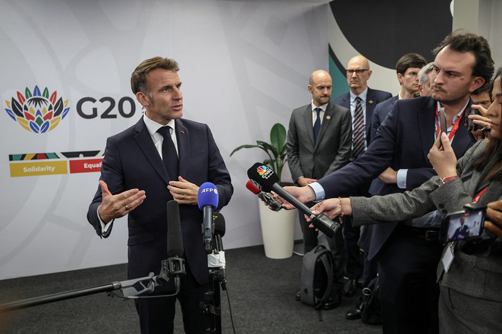 Frankreichs Präsident Macron steht der Presse am Rande des Gipfels Rede und Antwort