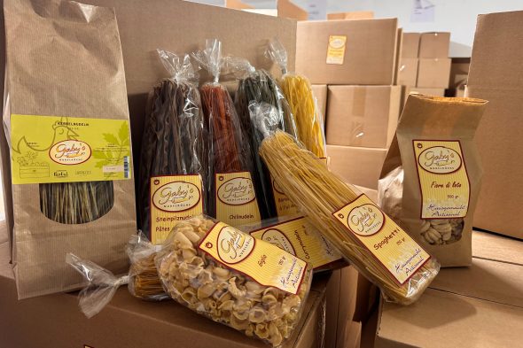 Fertige Nudelpakete verschiedener Sorten