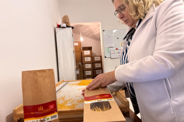 Gaby packt die Nudeln ein