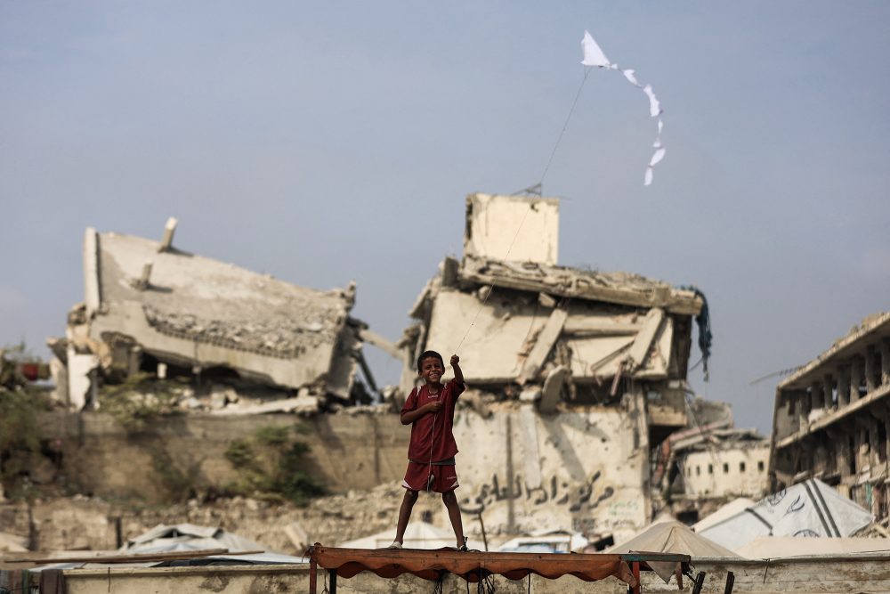 Junge lässt Drachen steigen nach Waffenruhe im Gazastreifen