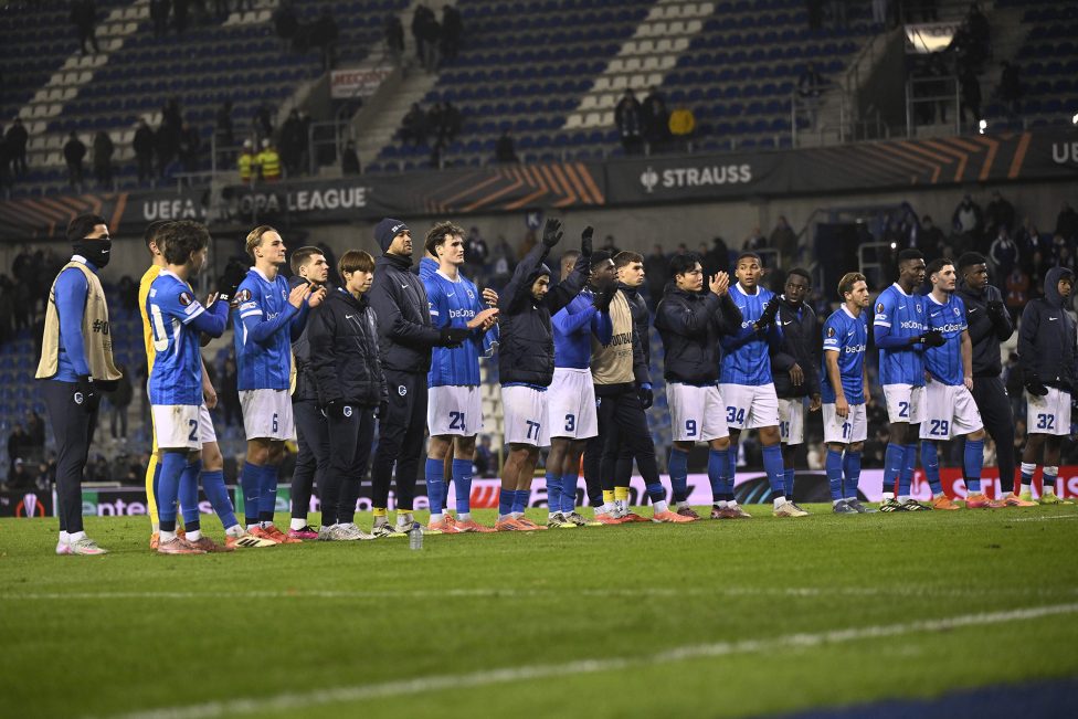 Die Spieler von Racing Genk stehen nach dem Spiel zusammen in einer Reihe und jubeln