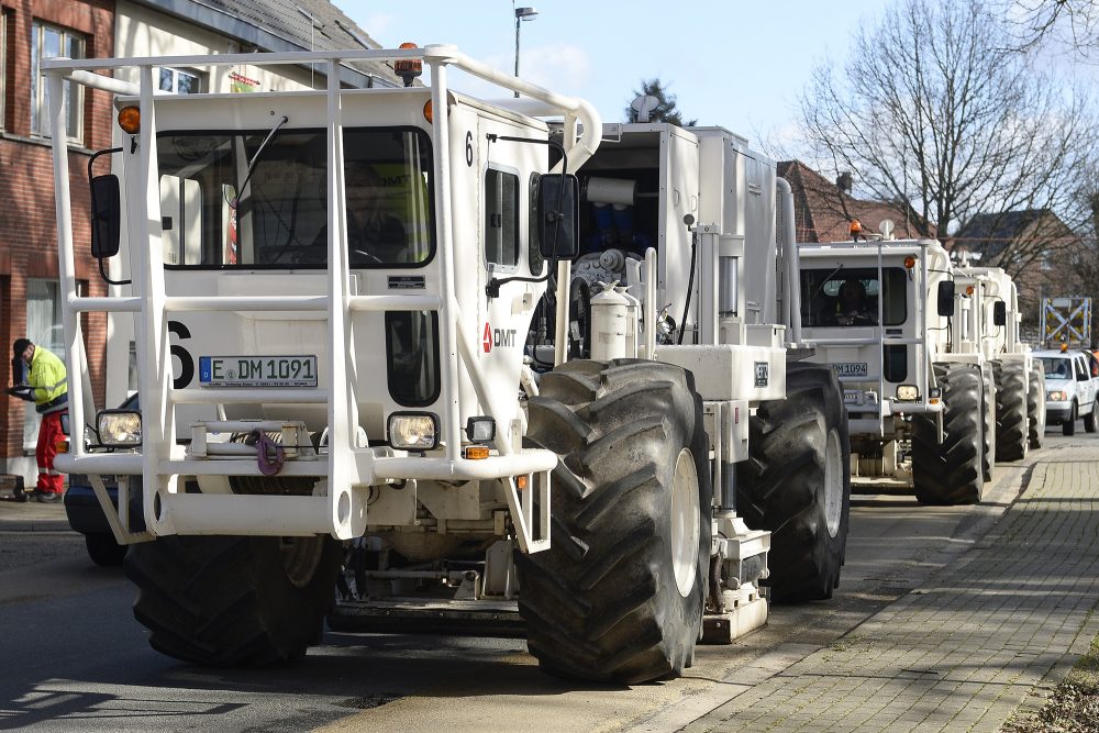 Lkw untersucht den Boden