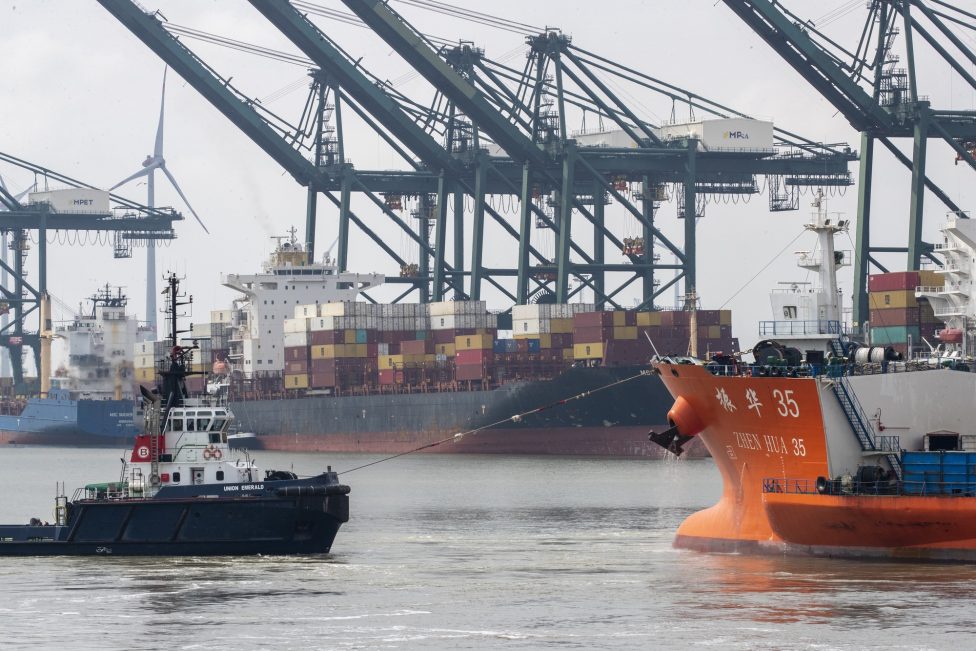 Schiffe im Hafen von Antwerpen