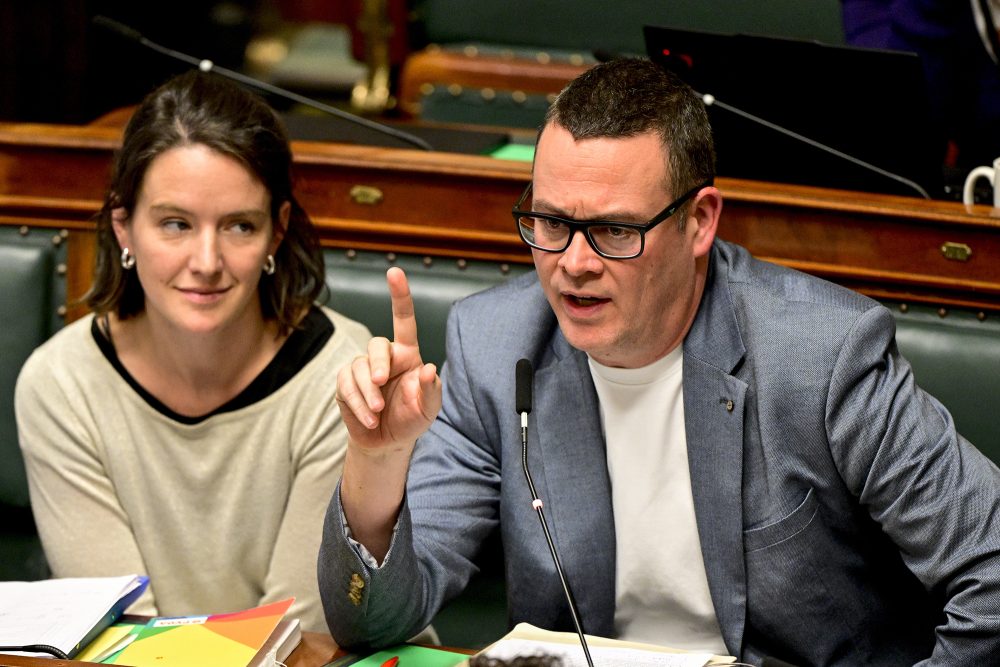 Der PTB-Vorsitzende Raoul Hedebouw während der Kammerdebatte