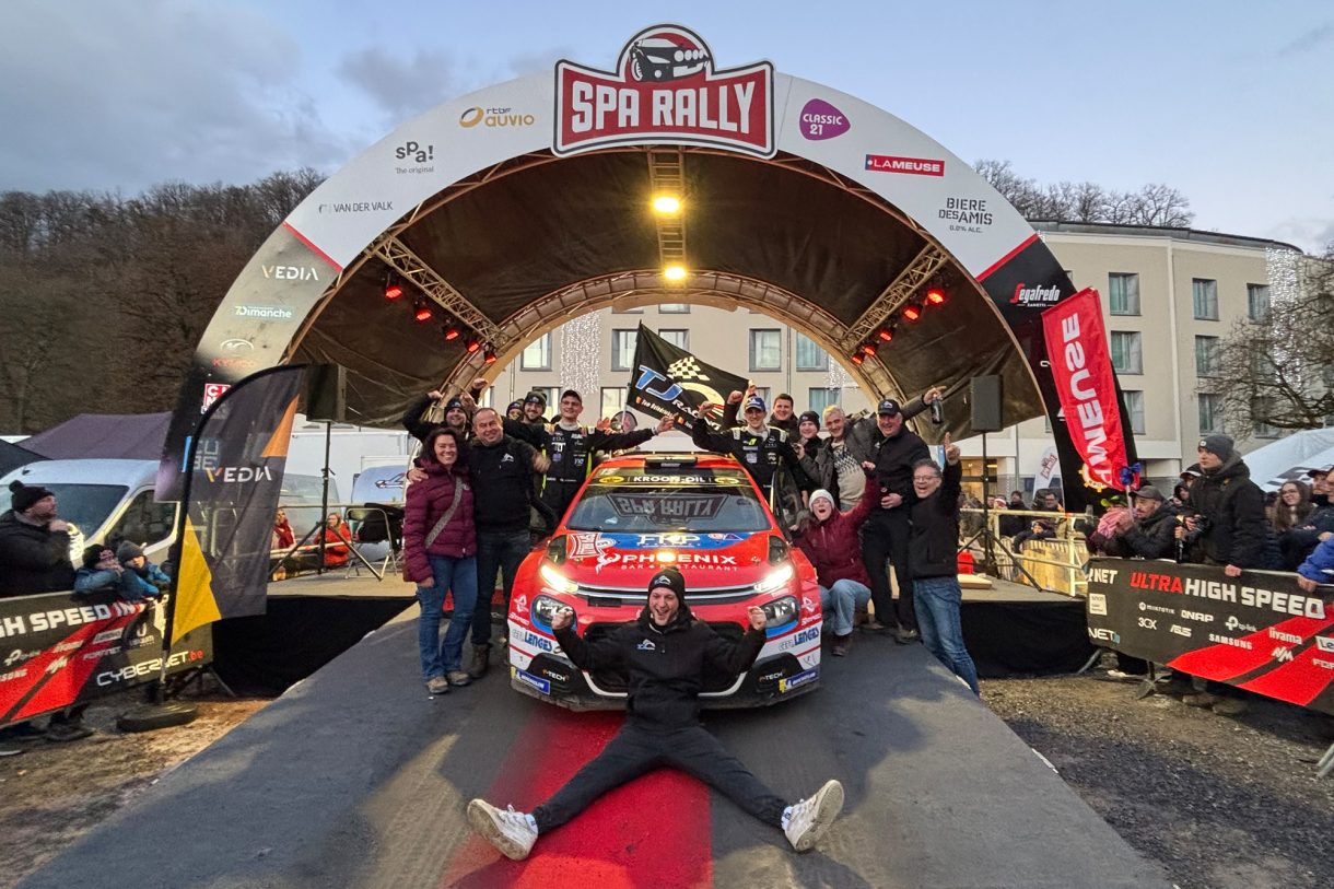 Tom Heindrichs und Jonas Schmitz mit ihren Fans auf dem Podium der Spa-Rallye