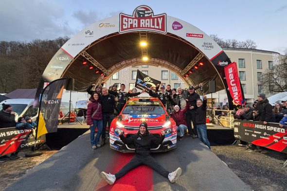 Tom Heindrichs und Jonas Schmitz mit ihren Fans auf dem Podium der Spa-Rallye