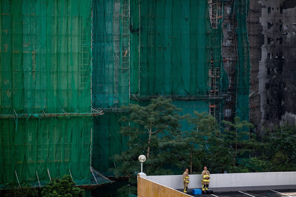 Feuerwehrleute vor dem Appartementkomplex in Hongkong