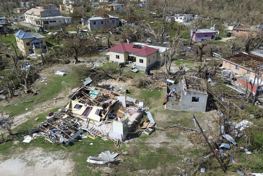 Luftbild von zerstörten Häusern auf Jamaika nach dem Hurrikan Melissa