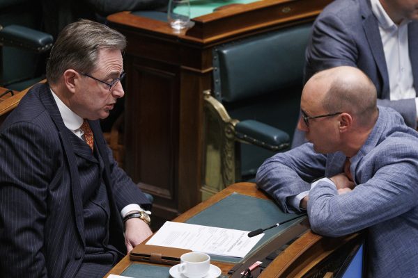 Premierminister Bart De Wever und Vize-Premierminister Vincent Van Peteghem bei der Debatte in der Kammer