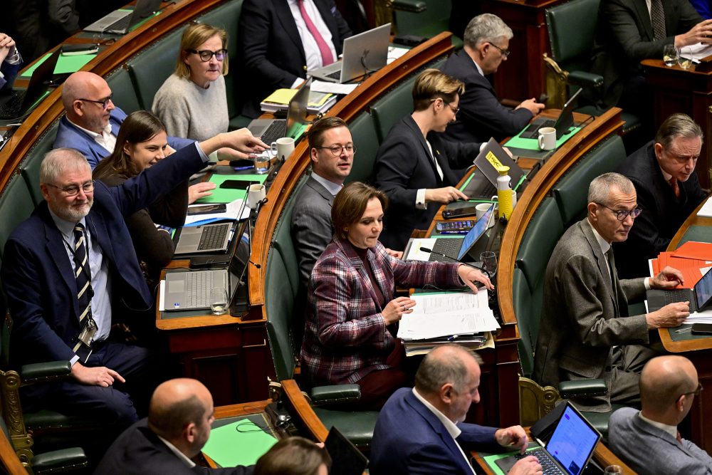 Einige Kammerabgeordnete, Minister und Premier De Wever sitzen in der Kammer auf ihren Stühlen
