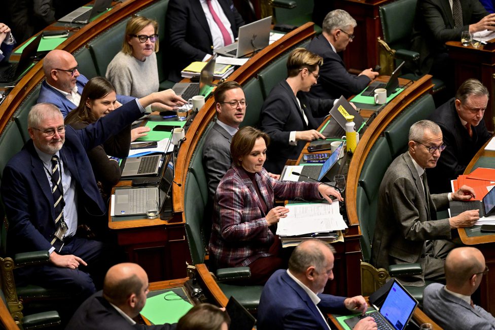 Einige Kammerabgeordnete, Minister und Premier De Wever sitzen in der Kammer auf ihren Stühlen
