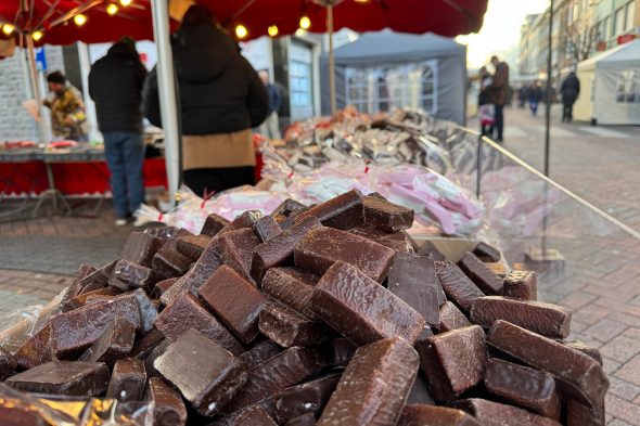 Marktstand mit Zuckerspeck mit Schokoladenüberzuge
