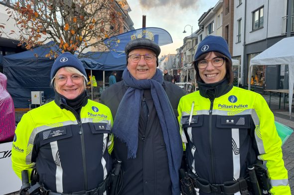 Martleiter Erwin Hannen zwischen zwei Polizistinnen