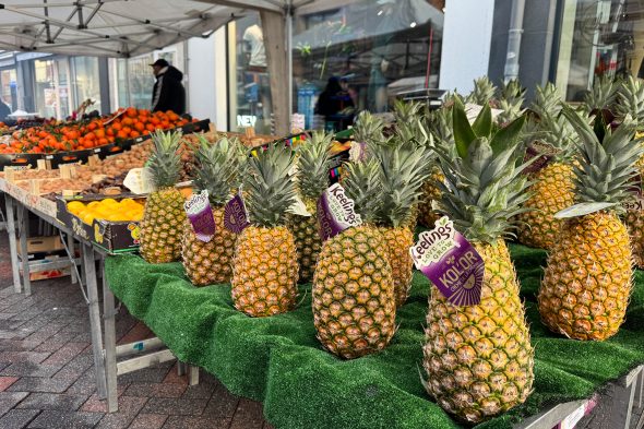 Marktstand mit Ananas