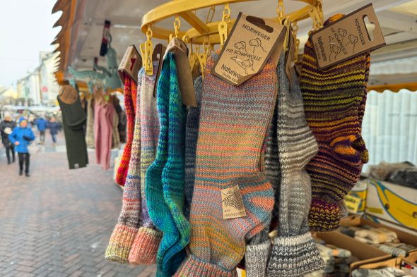 Marktstand mit Wintersocken