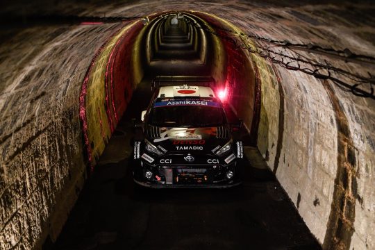 Takamoto Katsuta/Aaron Johnston bei der Rallye Japan im berühmten Isegami-Tunnel