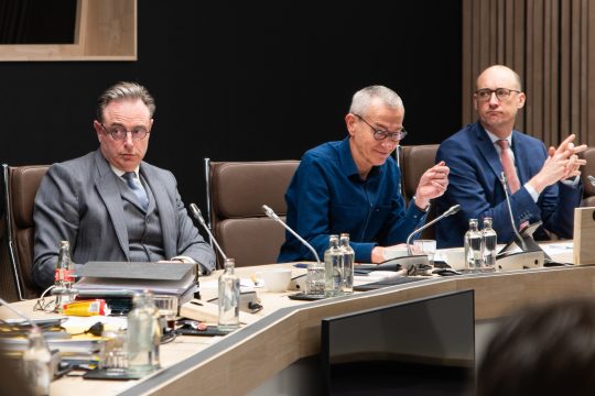 Premier Bart De Wever, Vizepremier und Gesundheitsminister Frank Vandenbroucke und Vizepremier und Finanzminister uVincent Van Peteghem stellen am 24. November 2025 Sparhaushalt vor