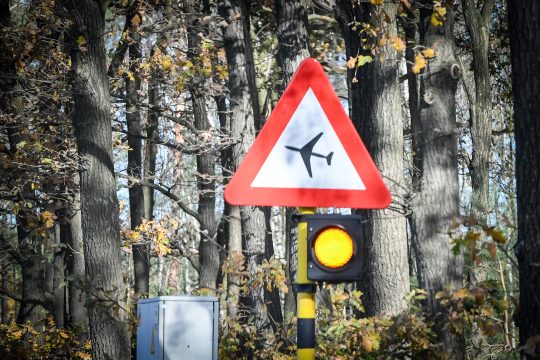 Hinweisschild am Militärstützpunkt Kleine-Brogel