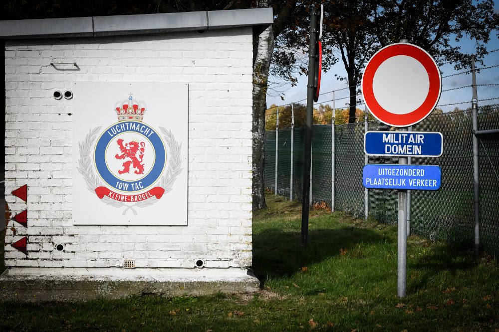 Pförtnerhaus und Verkehrsschild am Eingang zur Militärbasis Kleine-Brogel