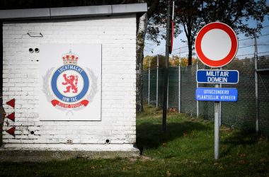 Pförtnerhaus und Verkehrsschild am Eingang zur Militärbasis Kleine-Brogel