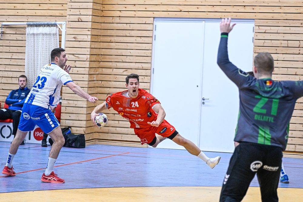 Handballspieler setzt zum Wurf an
