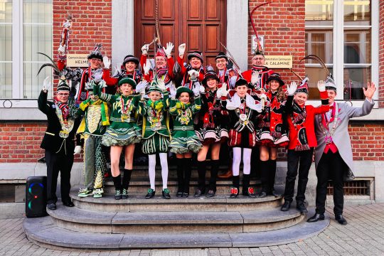 Vor dem Küschespektakel: der neue Prinz Karneval Liam I. mit den Pagen Joana und Chloé, Hofnarr Lucas und Schatzmeister Tim - vordere Reihe: die noch amtierenden Kinderprinzen von Kelmis-Moresnet und Hergenrath samt Gefolge