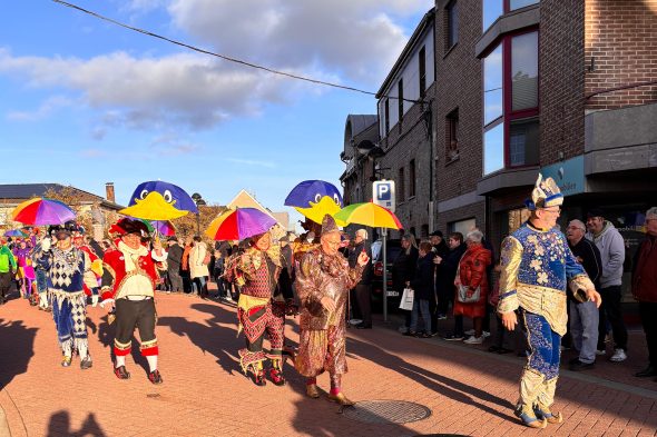 Küschespektakel in Kelmis zum Start in die neue Karnevalssession: Kostümierte Menschen beim Umzug