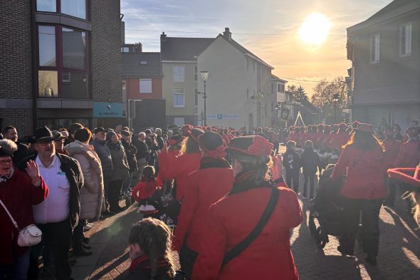 Küschespektakel in Kelmis zum Start in die neue Karnevalssession: Einer der Traditionsvereine beim Umzug