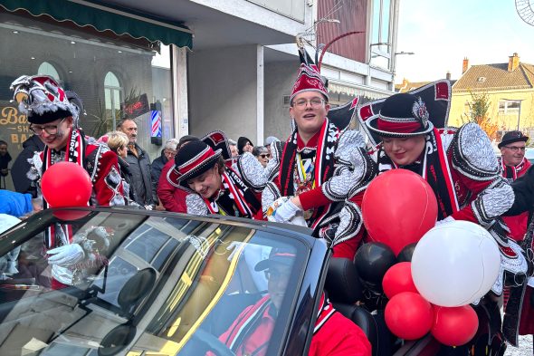 Kamelle! Prinz Liam I. mit den Pagen Joana und Chloé werfen Süßigkeiten