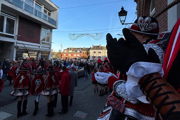 Küschespektakel in Kelmis zum Start in die neue Karnevalssession: Kostümierte Menschen beim Umzug