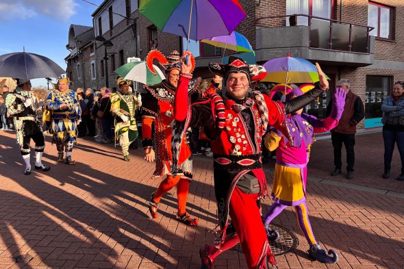 Küschespektakel in Kelmis zum Start in die neue Karnevalssession: Kostümierte Menschen beim Umzug