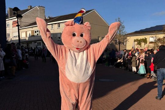 Küschespektakel in Kelmis zum Start in die neue Karnevalssession: Küsch-Kostüm beim Umzug