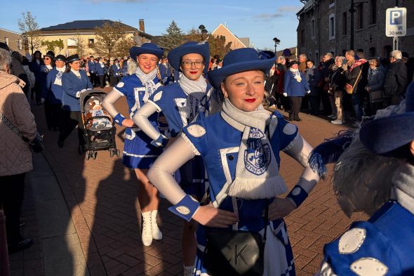 Küschespektakel in Kelmis zum Start in die neue Karnevalssession: Tanzgruppe beim Umzug