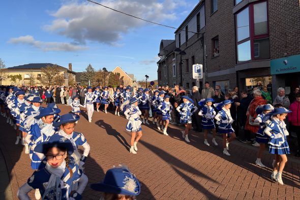 Küschespektakel in Kelmis zum Start in die neue Karnevalssession: Tanzgruppe beim Umzug