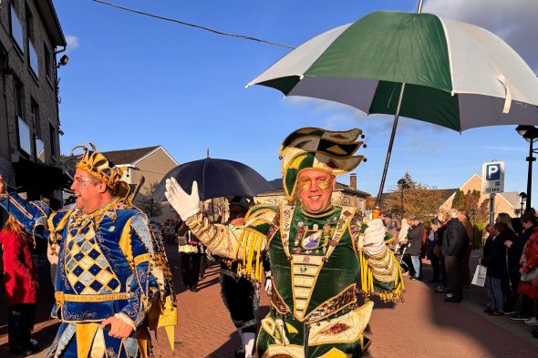 Küschespektakel in Kelmis zum Start in die neue Karnevalssession: Kostümierte Menschen beim Umzug
