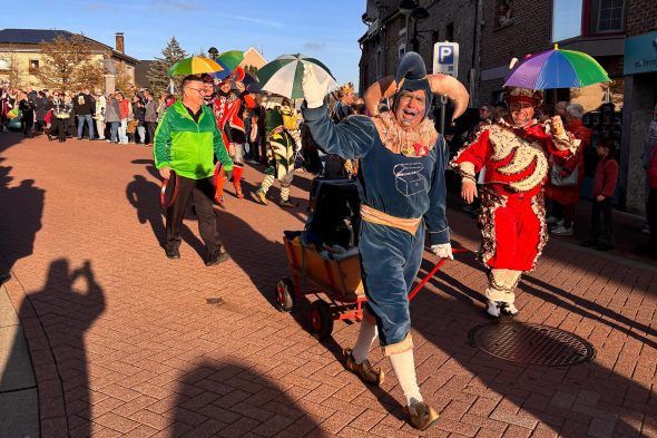 Küschespektakel in Kelmis zum Start in die neue Karnevalssession: Kostümierte Menschen beim Umzug