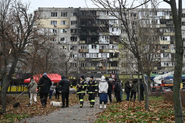 Menschen vor einem beschädigten Hochhaus in Kiew nach einem Drohnenanschlag
