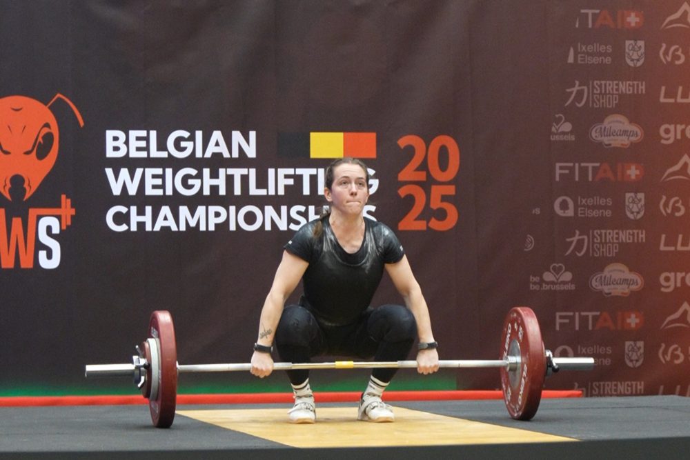 Gewichtheberin Laura Niessen in Aktion