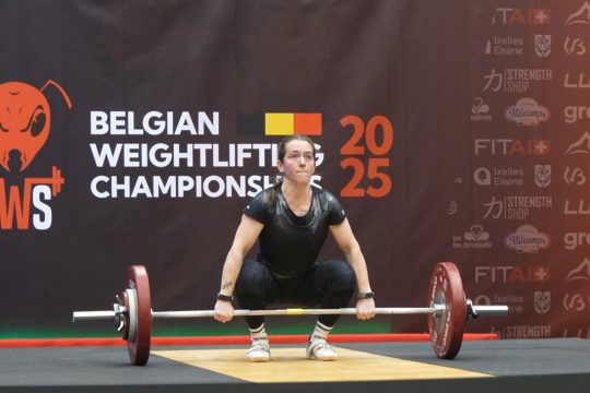 Gewichtheberin Laura Niessen in Aktion